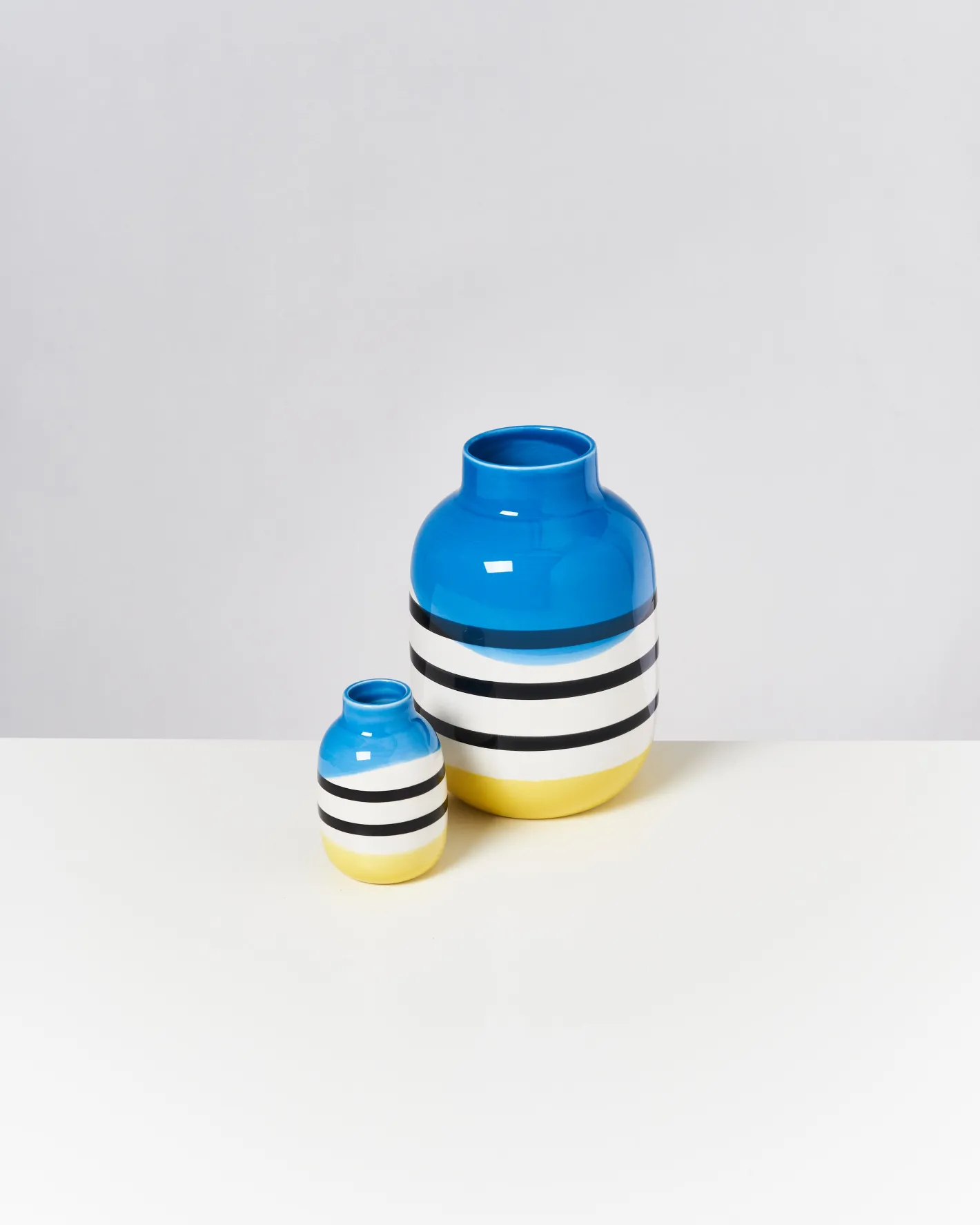 Motel a Miio Kleine Vasen^Nuno Vase S - Black & White Striped With Blue